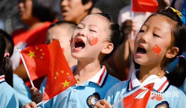 威海南海新区:五湖四海人 同唱爱国歌