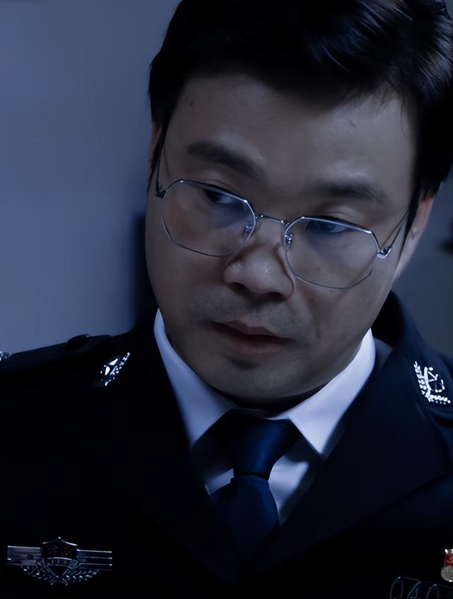 他是内娱“顶级负心汉”,享少校军衔,却放任小三攻击发妻