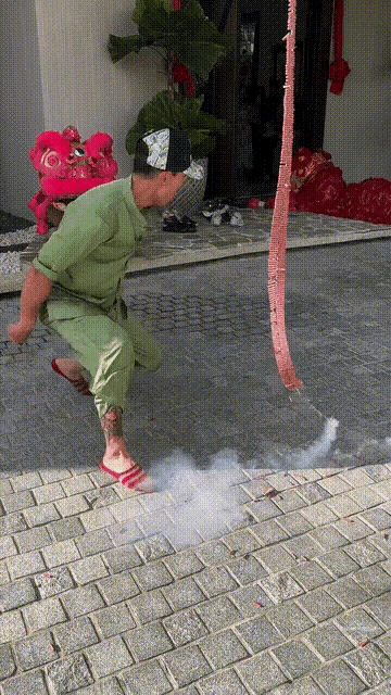 吴尊在文莱豪宅过年,Max在家舞狮,neinei比妈妈漂亮,她腿好长