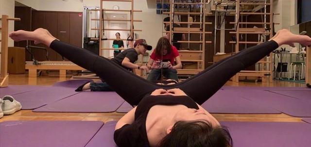 王石小娇妻田朴珺秀身材,穿小吊带露大长腿,做瑜伽晒一字马超性感