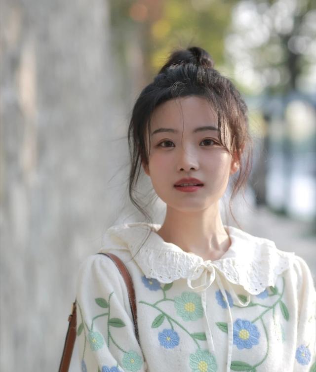 试了这么多发型才知道,高丸子头最显年轻,大方百搭又有元气