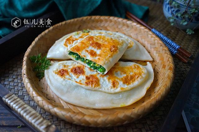 这才是韭菜盒子正确的做法,饼皮放凉后不干不硬,咬一口味道真香