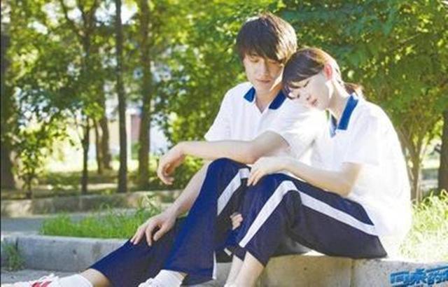 周冬雨真是平胸妹子的骄傲,穿一袭吊带裙超惊艳,没胸也能美成仙