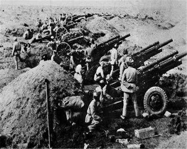 41年,蒋介石见士兵衣着破烂大怒,陈明仁嘲讽:都是你发的破布料