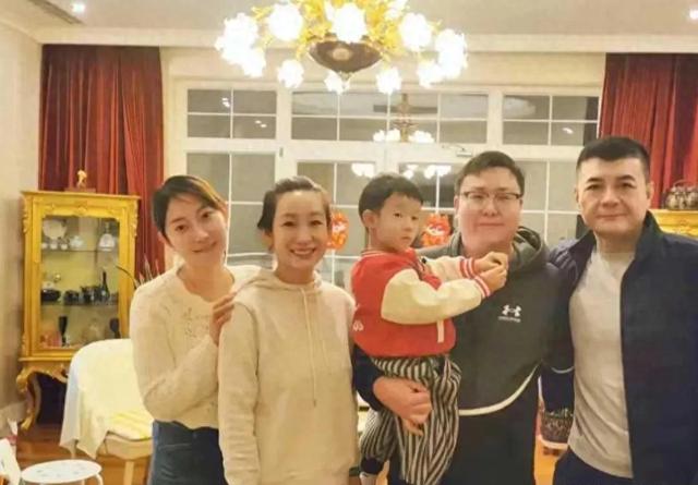 秦海璐携王新军回娘家过年,弟媳贵气漂亮,5岁外甥像极了她
