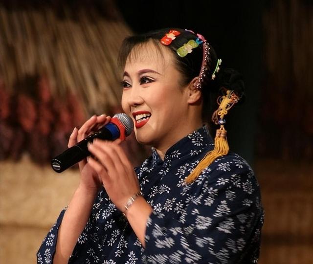 赵本山女徒弟孙立荣，曾登央视春晚，嫁富豪老公，如今令人羡慕