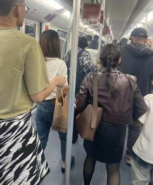 地铁出逃(上海地铁一车厢冒烟，乘客四散逃跑，官方紧急回应→)