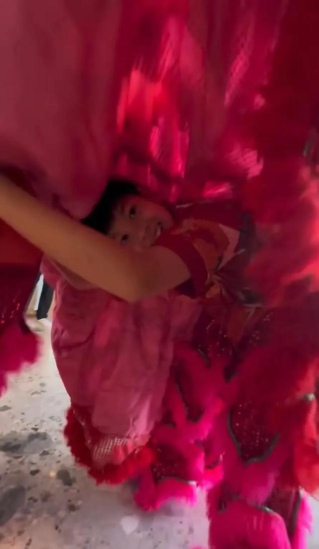 吴尊在文莱豪宅过年,Max在家舞狮,neinei比妈妈漂亮,她腿好长