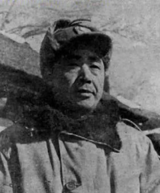 41年,蒋介石见士兵衣着破烂大怒,陈明仁嘲讽:都是你发的破布料