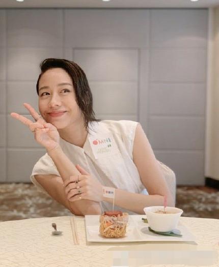 42岁林嘉欣与老公罕见同框，坐其大腿相互依偎，手捧蛋糕好甜蜜