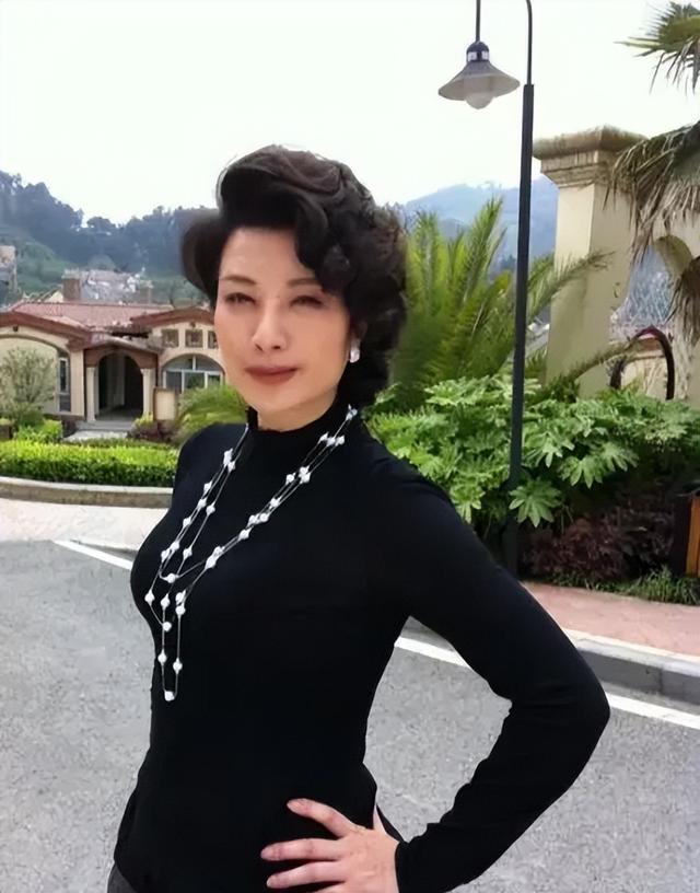 王静:她是《我主沉浮》里的石亚南,也是《国家公诉》中的周秀丽