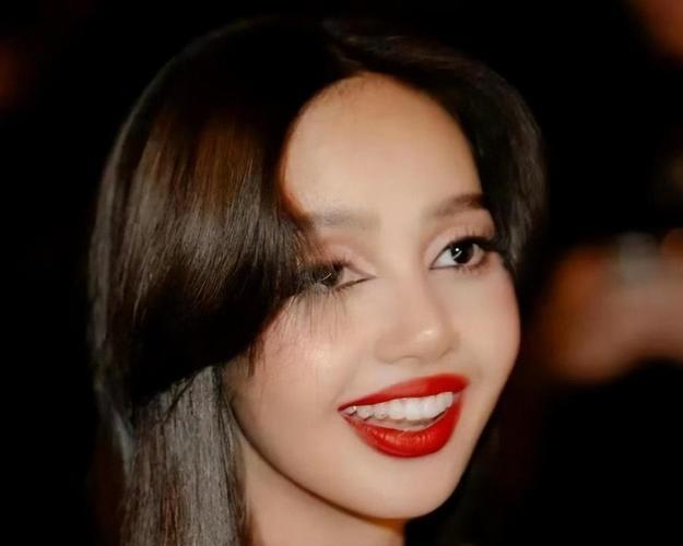 Lisa现身英超赛场,但失去了韩流妆造铁刘海的她,完全让人不敢认