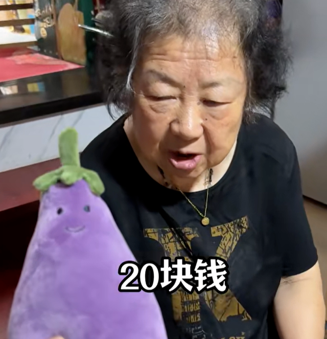 笑岔气了!80岁上海阿婆走红,网友:简直是我的嘴替