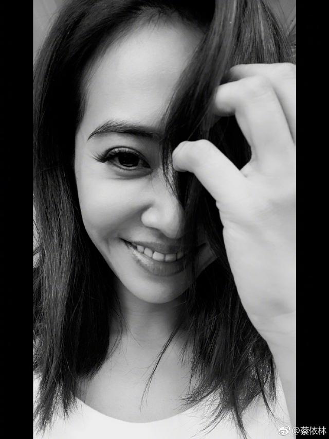蔡依林自曝最近埋头读书 随意拨弄秀发妩媚可爱