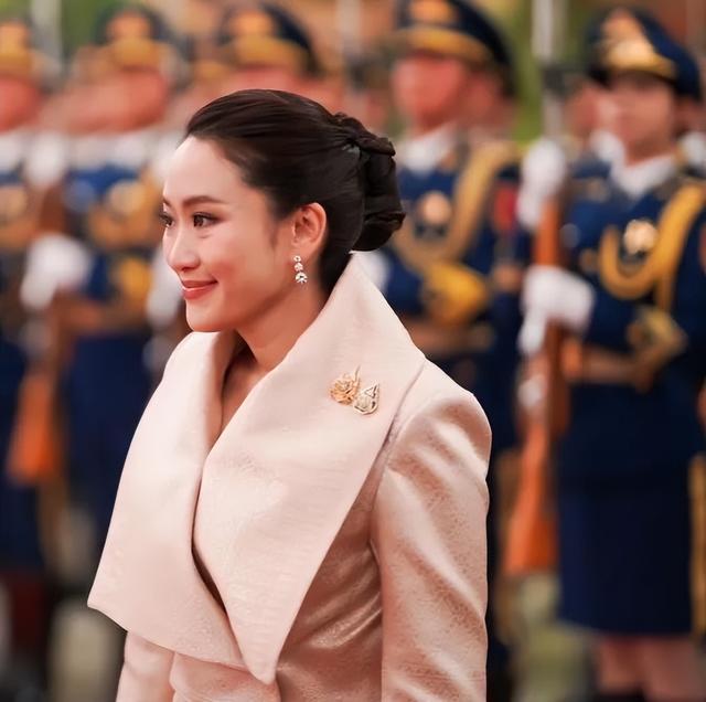 他信背后的两位女总理：妹妹英拉漂亮有能力，小女儿贝东丹很努力