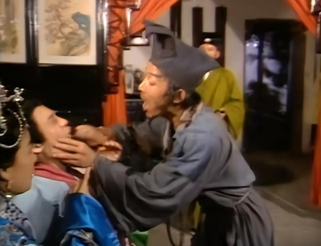 济公8:济公逼迫秦桧全家信佛,儿子怀孕,妻子戴帽,秦桧残疾