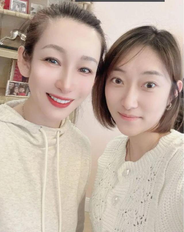秦海璐携王新军回娘家过年,弟媳贵气漂亮,5岁外甥像极了她