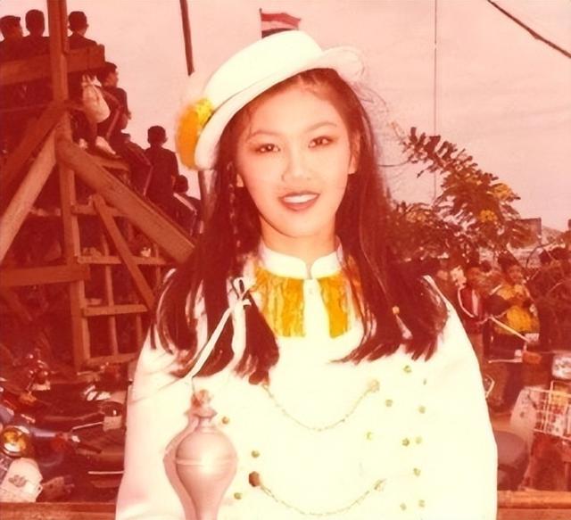 他信背后的两位女总理：妹妹英拉漂亮有能力，小女儿贝东丹很努力