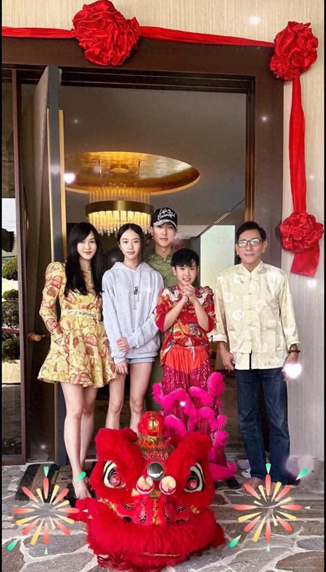 吴尊在文莱豪宅过年,Max在家舞狮,neinei比妈妈漂亮,她腿好长