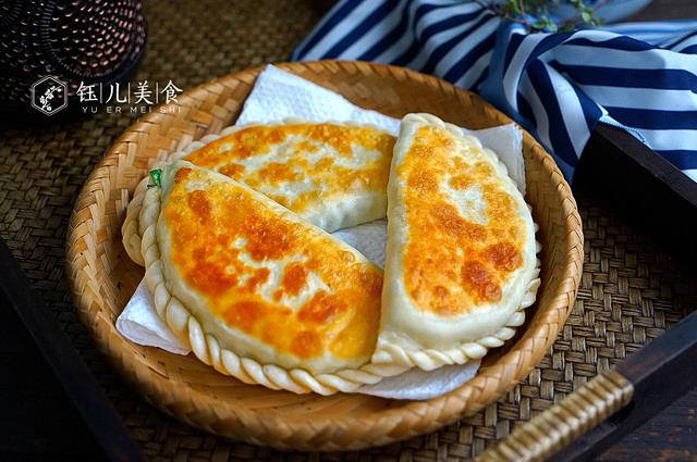 这才是韭菜盒子正确的做法,饼皮放凉后不干不硬,咬一口味道真香
