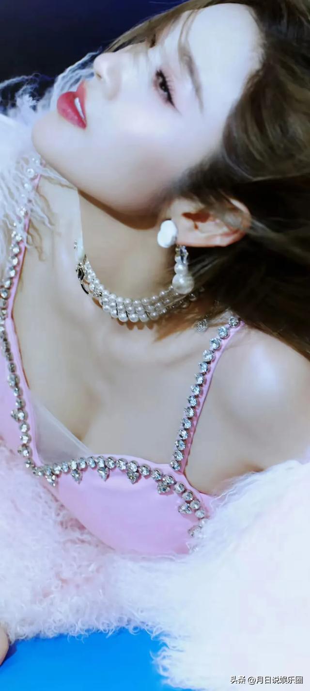 唐艺昕微博之夜妆造壁纸,粉嫩可爱小女人,端庄大气小嫂嫂