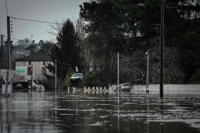 法国拉雷奥勒遭遇洪水侵袭