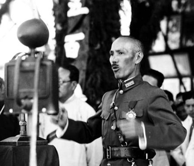 41年,蒋介石见士兵衣着破烂大怒,陈明仁嘲讽:都是你发的破布料
