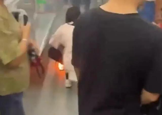 上海地铁一车厢冒烟,乘客四散逃跑,官方紧急回应→