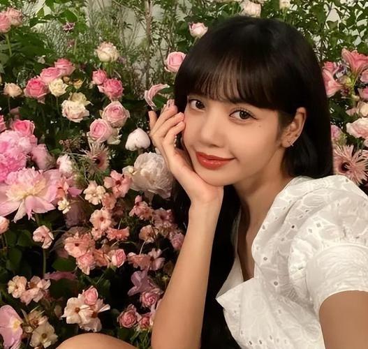 Lisa现身英超赛场,但失去了韩流妆造铁刘海的她,完全让人不敢认