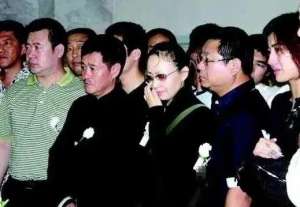 高秀敏葬礼(2005年，高秀敏追悼会上众星云集，赵本山低着头若有所思)
