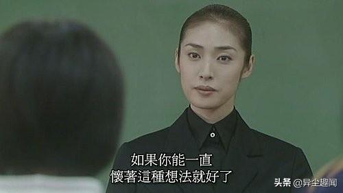 《女王的教室》17年了！剧中严厉恶魔老师54岁近照，Q弹少女肌肤