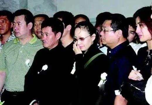 2005年,高秀敏追悼会上众星云集,赵本山低着头若有所思