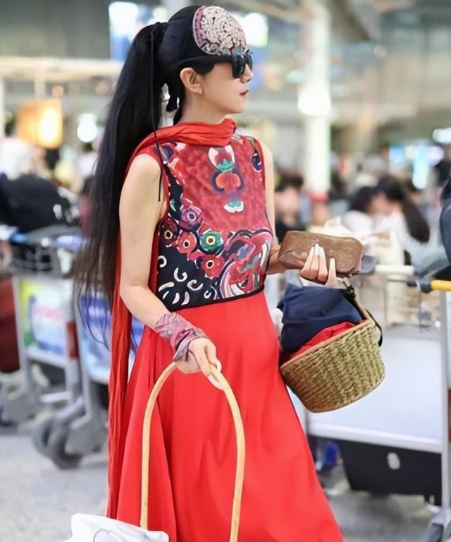 与杨丽萍离婚多年后,前夫刘淳晴毅然回到身边,无儿无女也无妨