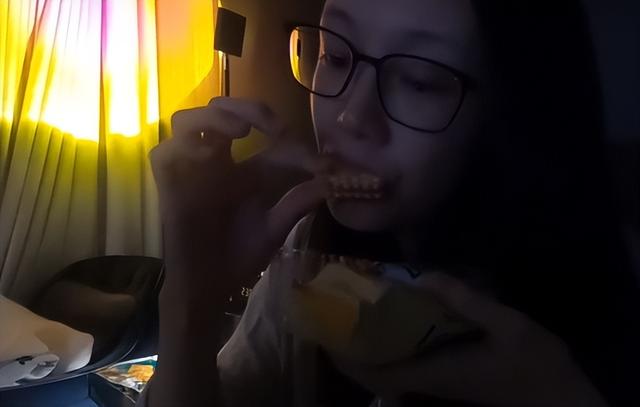 郑恺老婆苗苗官宣怀二胎!自己开车去产检,孕态十足肚子凸出明显