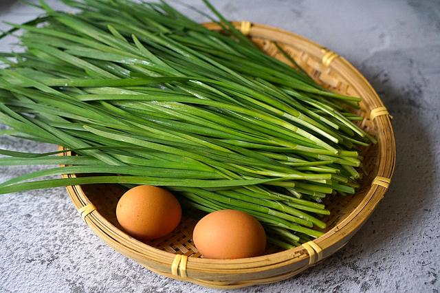 这才是韭菜盒子正确的做法,饼皮放凉后不干不硬,咬一口味道真香