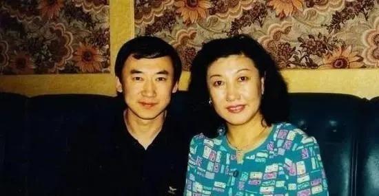2005年,高秀敏追悼会上众星云集,赵本山低着头若有所思