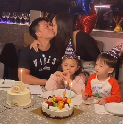 安志杰庆44岁生日,和小11岁娇妻当娃的面接吻,一双儿女颜值高