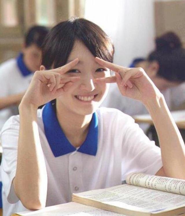 周冬雨真是平胸妹子的骄傲,穿一袭吊带裙超惊艳,没胸也能美成仙