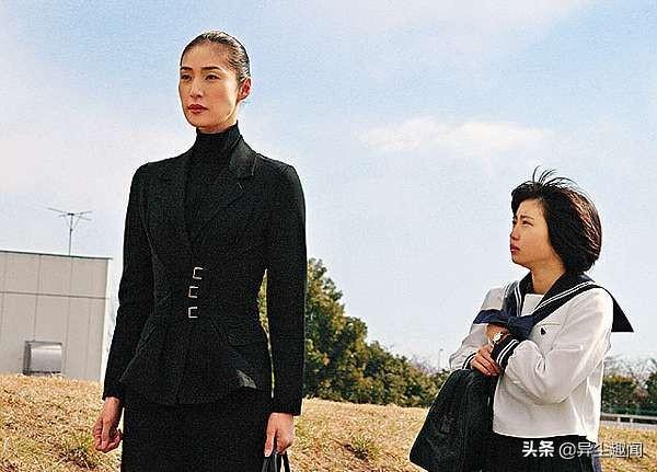 《女王的教室》17年了！剧中严厉恶魔老师54岁近照，Q弹少女肌肤