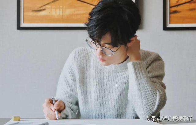 肖战近视原因有！越来越近写字姿势出卖他！粉丝：同款姿势求拯救