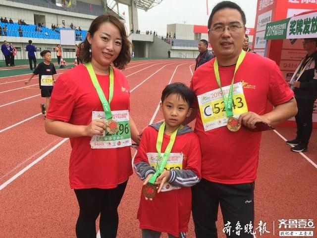 枣庄二年级小学生跟家人跑迷你马,观众为他加油,坚持跑完全程