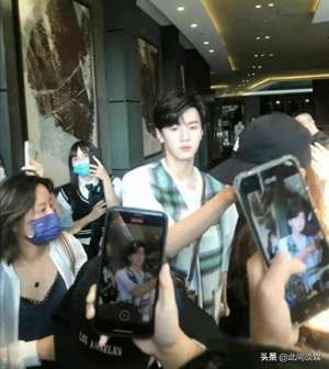 陈哲远的照片(96年陈哲远被拍侧颜生图，状态好到出圈，爱豆转型演员的成功例子)