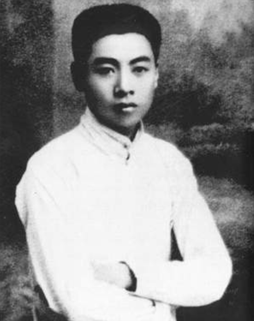 41年,蒋介石见士兵衣着破烂大怒,陈明仁嘲讽:都是你发的破布料