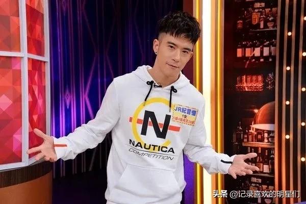 纪言恺太帅了,留着小胡子更加帅气迷人!