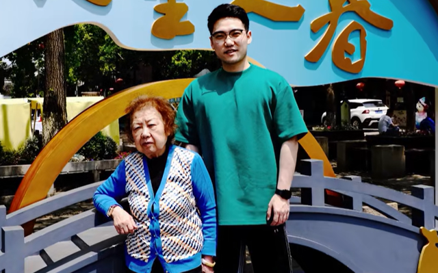 笑岔气了!80岁上海阿婆走红,网友:简直是我的嘴替