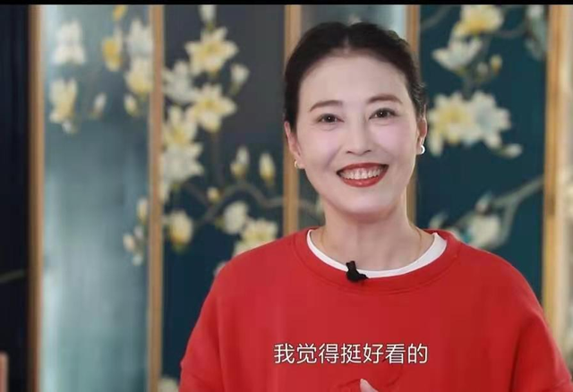 “最美周芷若”周海媚晒近照，眼角细纹太深显老态，54岁仍未婚