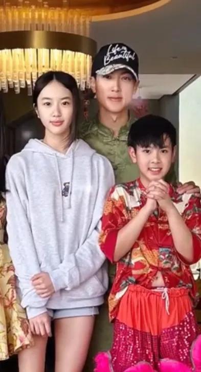 吴尊在文莱豪宅过年,Max在家舞狮,neinei比妈妈漂亮,她腿好长