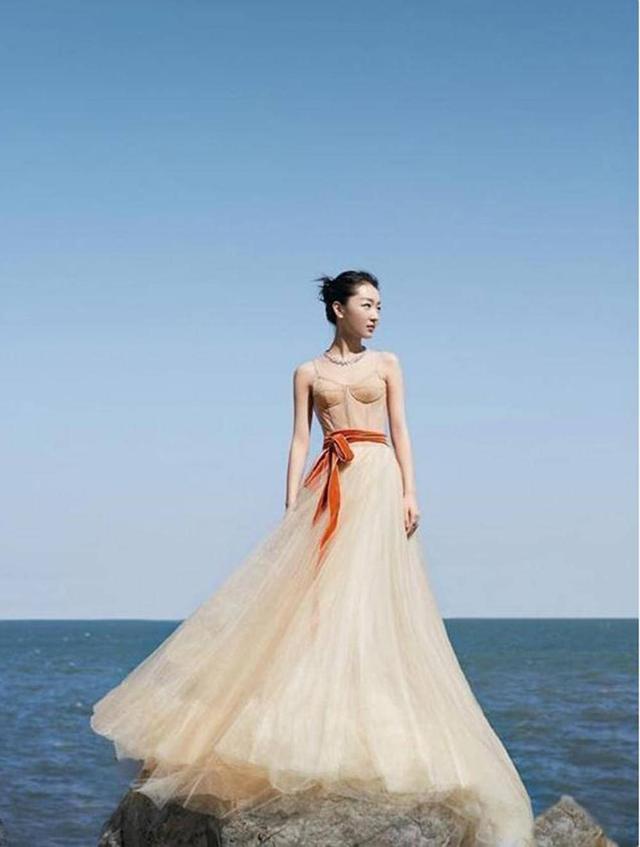 周冬雨真是平胸妹子的骄傲,穿一袭吊带裙超惊艳,没胸也能美成仙