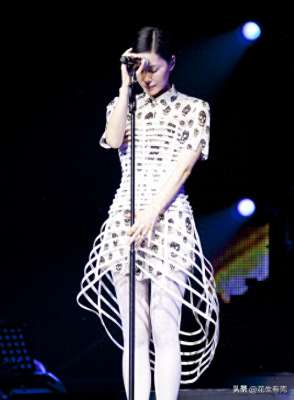 那英王菲(26年后再看王菲：才懂她当年为何无条件支持那英)