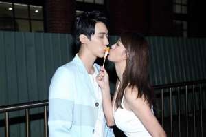 舒淇车震视频(邹宗翰〈太认真〉拍床戏 小舒淇跨坐助阵)